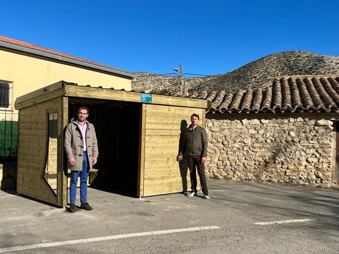 El Ayuntamiento de Teruel instala una marquesina en Tortajada para la ruta escolar