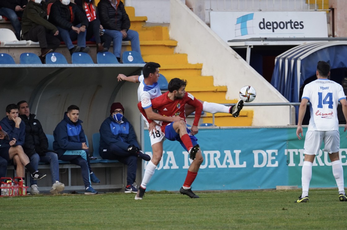 El CD Teruel se mete segundo en la tabla tras derrotar a El Prat (2-0)