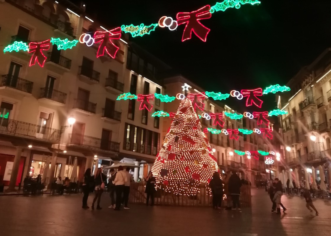 El Ayuntamiento cambiará el actual sistema de iluminación artística de la plaza del Torico, que ha sido un fracaso