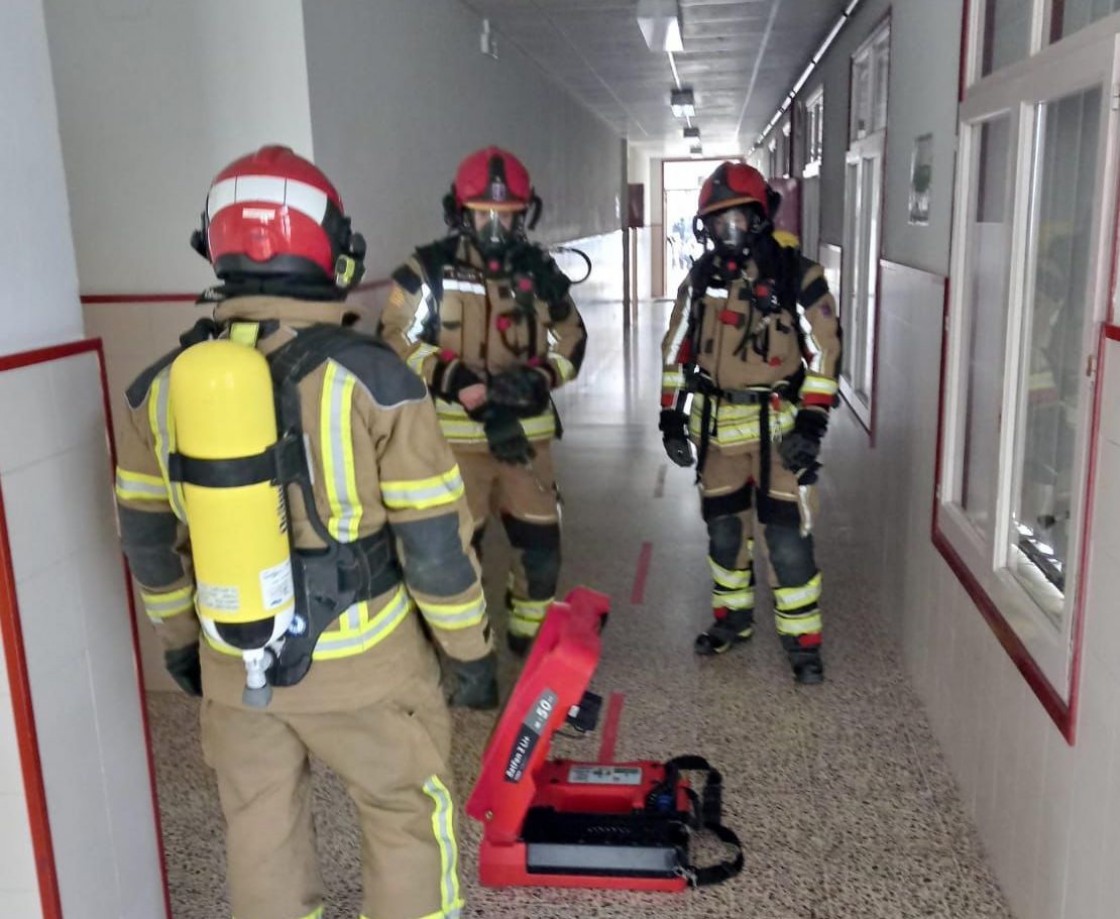 Bomberos de la Diputación de Teruel participan en un simulacro del IES Bajo Aragón de Alcañiz