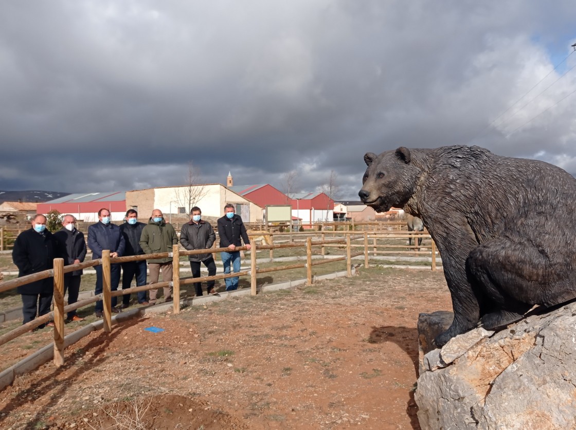 El Safari por la Sabana del Turoliense, en El Pobo, se completa con un oso, una hiena y dos lobos