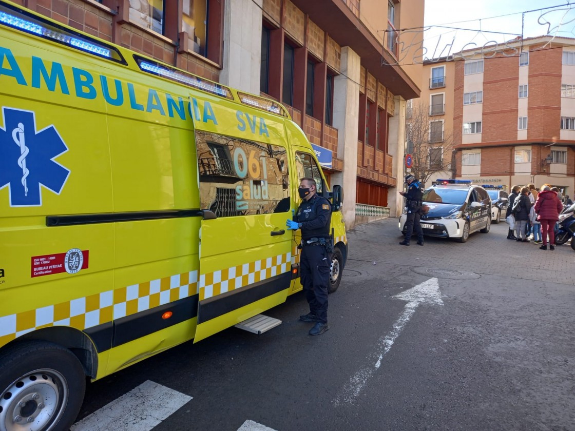 La Policía Local de Teruel atiende a un hombre de 71 años que estaba sufriendo un infarto en la calle