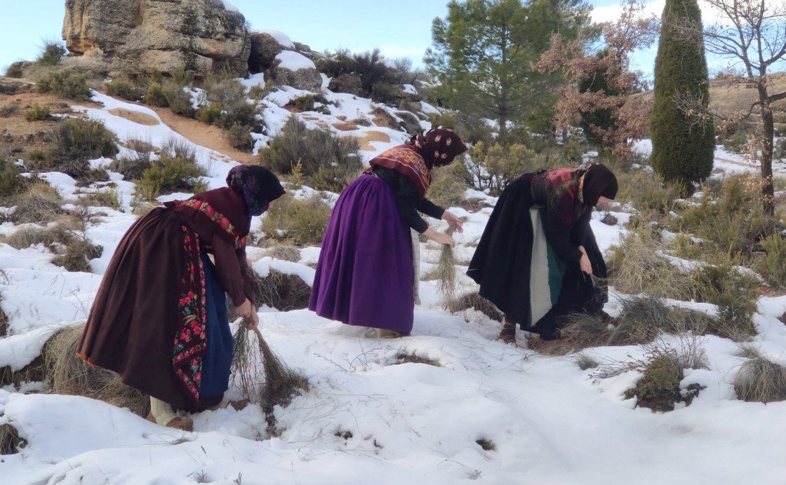 Modelos por un día, con delantal y mantón, para luchar contra el cáncer