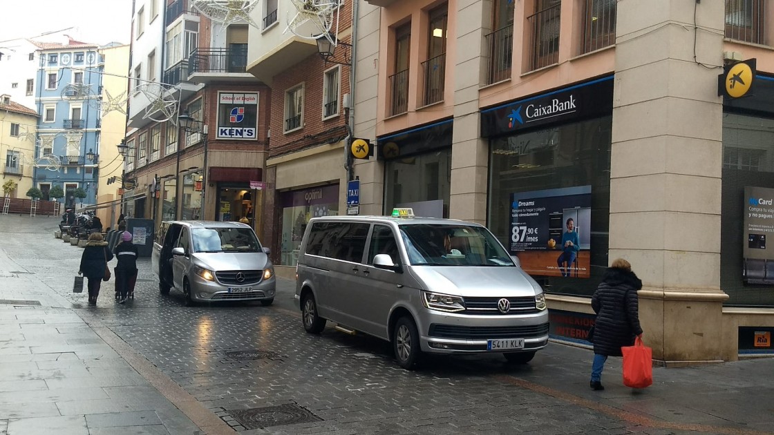 Los taxistas de Teruel prefieren ampliar la parada del Óvalo que trasladarse a Joaquín Arnau