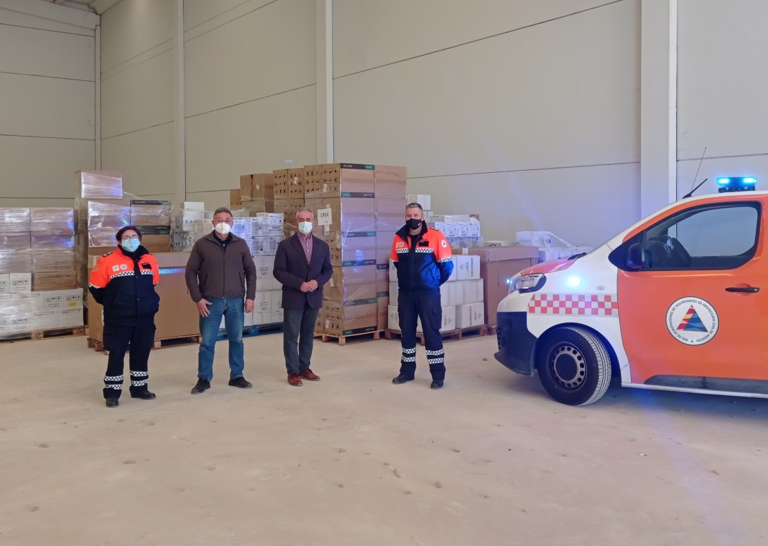 La Agrupación de Voluntarios de Protección Civil de la Comarca de Teruel reparte material protector frente al covid-19