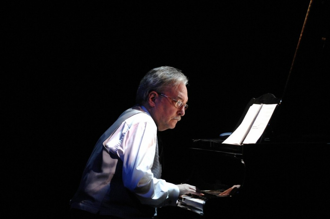 Fallece Jordi Sabatés, el mítico pianista que puso música al cine del turolense Chomón