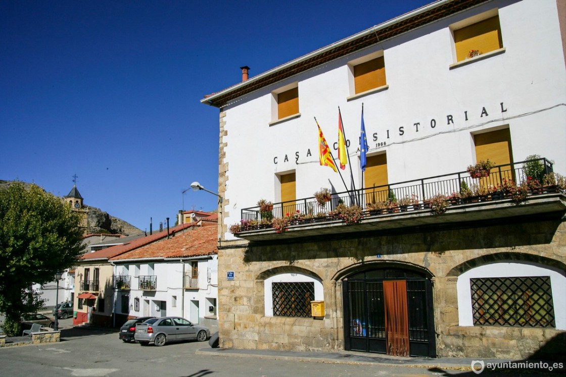 Villar del Cobo licita la gestión del bar,  cuatro apartamentos y el área de acampada