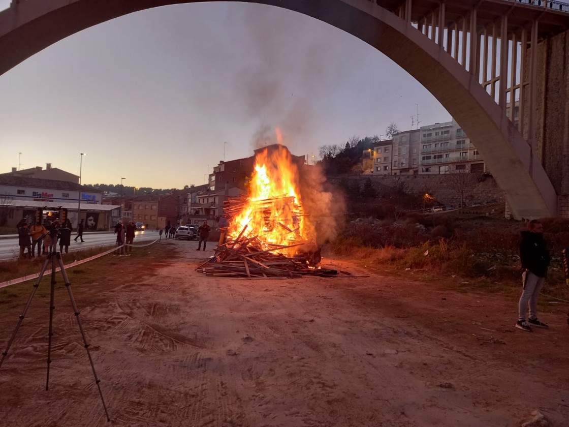 Teruel 'quema al coronavirus' en la hoguera en honor a San Antón del barrio de Julián