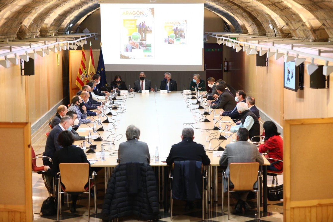 Lambán promociona la excelencia del sector ganadero aragonés y de la carne que produce, comparable