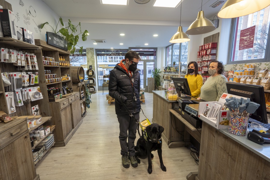 El perro Xabat devuelve a Alberto Villalba la autonomía que le arrebató la explosión de una granada de la guerra