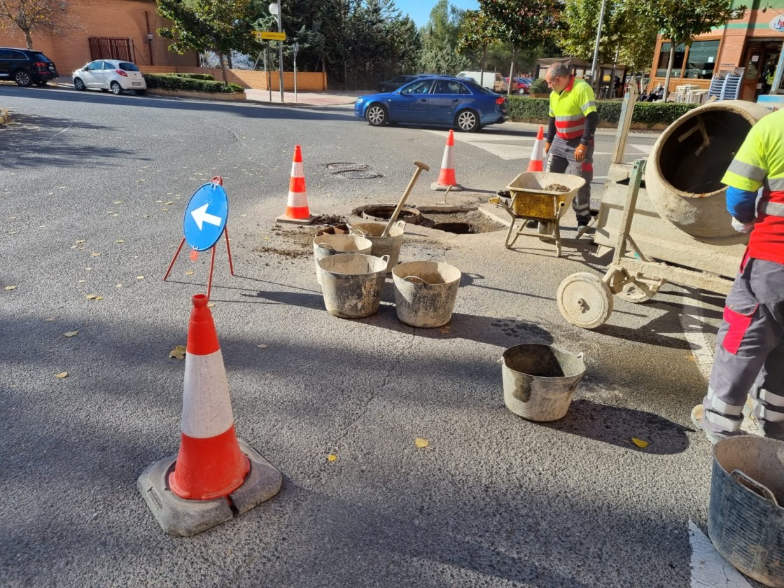 Aguas de Teruel repara más de 200 sumideros y tapas de alcantarilla en la ciudad