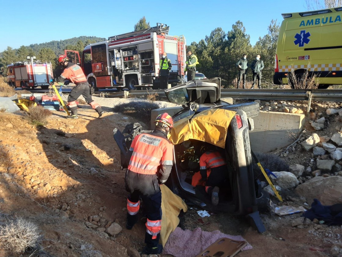 Los bomberos tienen que extraer al herido en un accidente de tráfico en La Cerollera