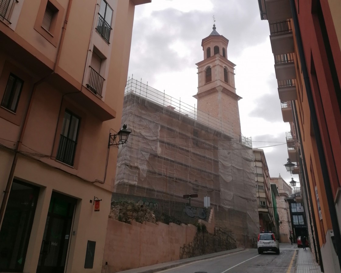 La torre de San Miguel de Teruel ya luce sin andamios y ahora la cubierta centra los trabajos