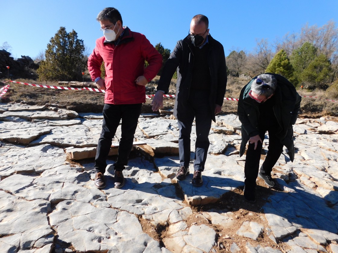 Halladas en El Castellar más de 400 nuevas huellas de dinosaurio en un yacimiento excepcional