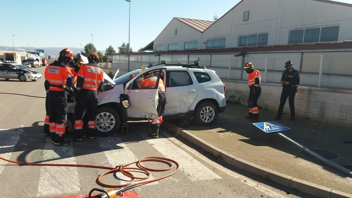 Los bomberos tienen que excarcelar a una persona atrapada en su vehículo tras un choque en el Polígono La Paz