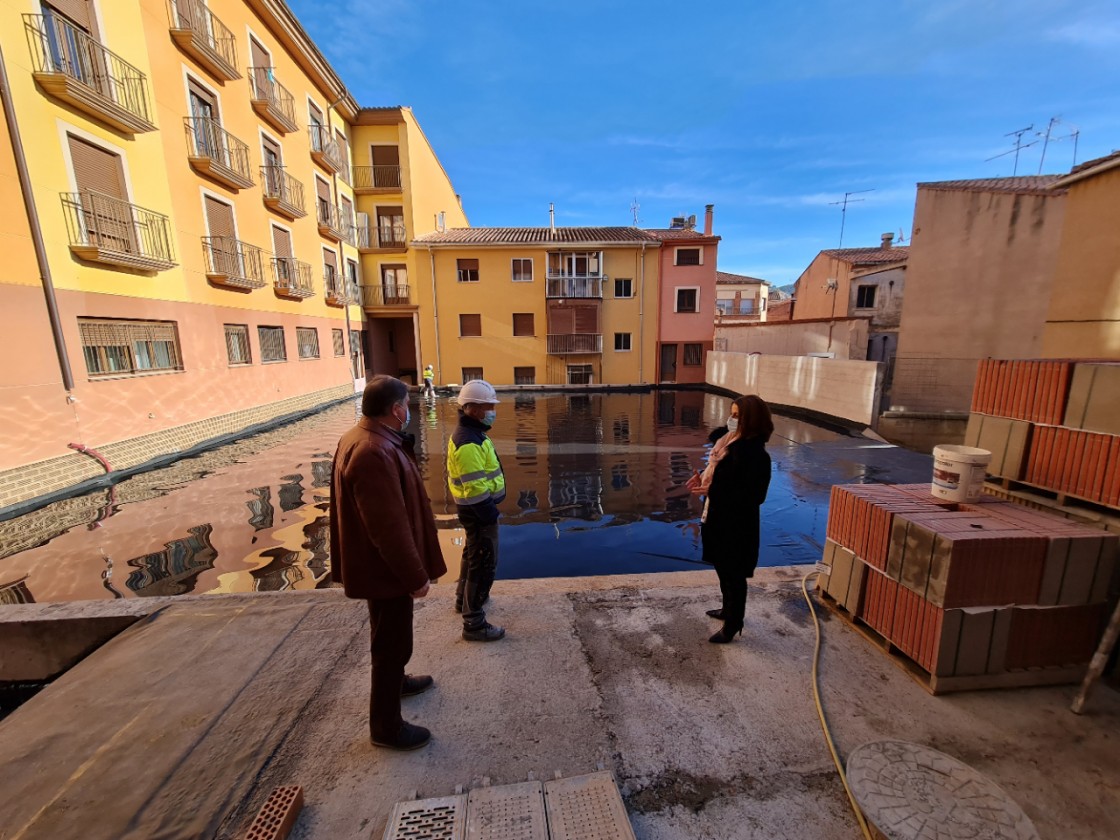 Avanzan las obras del Callejón del Santo Cristo en el barrio del Arrabal con la prueba de estanqueidad en la plaza