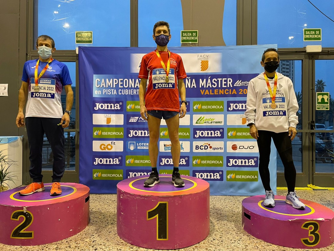 Manuel González, oro M-55 en el Nacional de 3.000 en Pista Cubierta