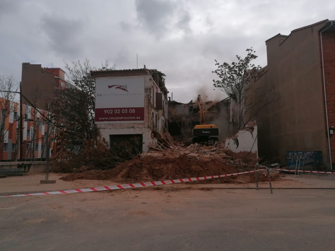 La carretera de Alcañiz, cortada al tráfico este sábado por el derribo de un edificio