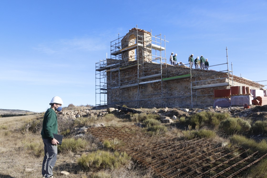 El taller de empleo restaura el santuario de San Antonio de Mosqueruela que se quemó en un incendio