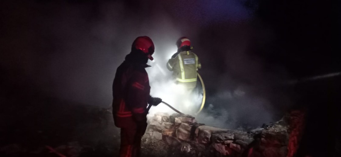 Dos personas atendidas por intoxicación de humo tras un incendio en una vivienda en el monte en Fórnoles