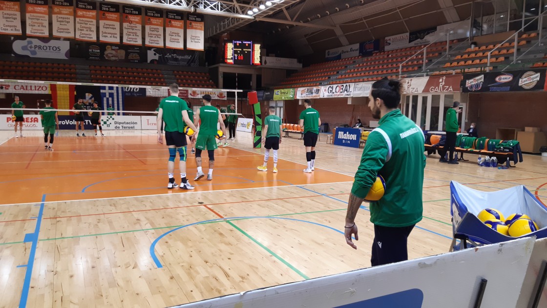 El Panathinaikos griego entrena en Los Planos antes del partido de cuartos de final contra el CV Teruel del miércoles