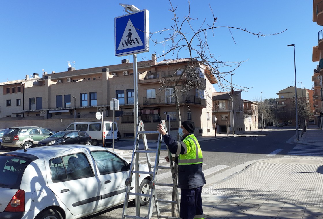 Alcañiz instala señales luminosas en pasos de cebra de tres centros escolares