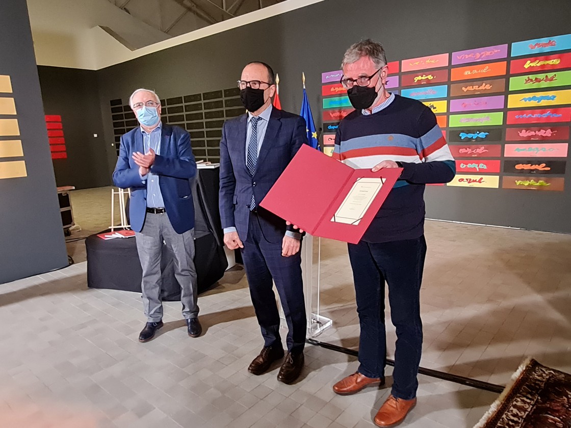 El turolense Lluis Rajadell recibe el Premio Guillem Nicolau por su obra en catalán 'Terra Agra'