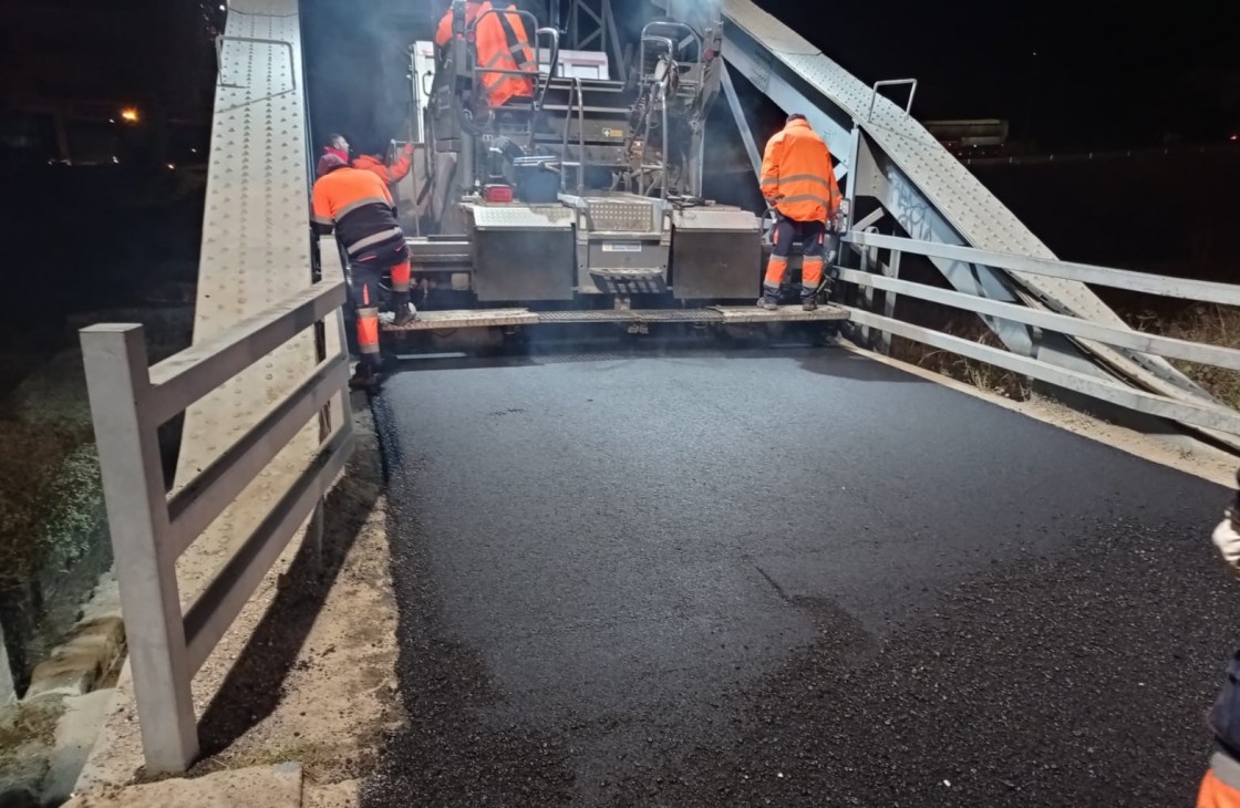 Concluye el asfaltado del firme del puente  de hierro de Valderrobres