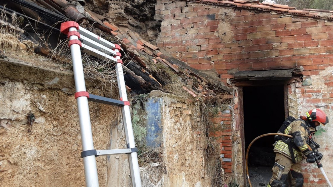 Un incendio en una vivienda abandonada en las laderas del Ensanche obliga a intervenir a los bomberos