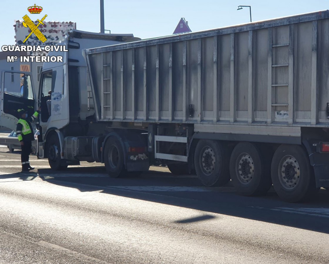 La Guardia Civil de Teruel intercepta a un camión cuyo conductor quintuplicaba la tasa de alcohol permitida