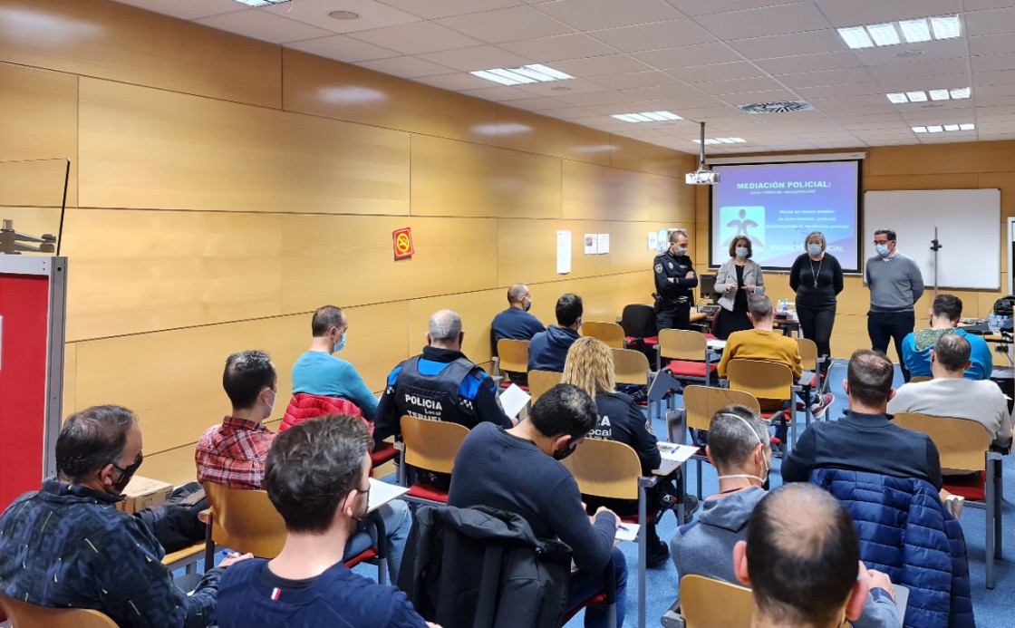 La Policía Local de Teruel organiza una jornada de formación sobre labores de mediación