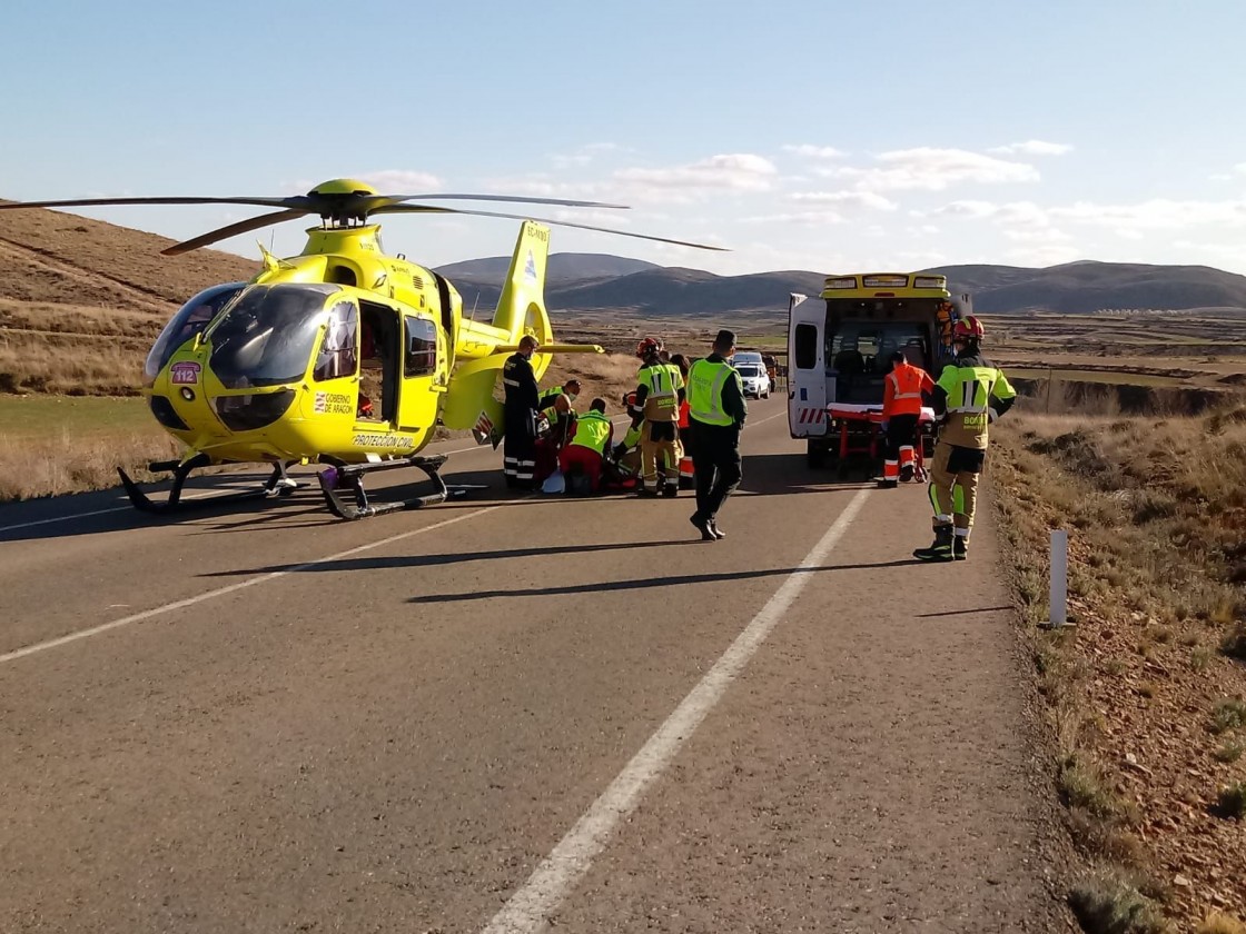 Los bomberos del parque de Montalbán excarcelan a la conductora de un vehículo que volcó cerca de Cortes de Aragón