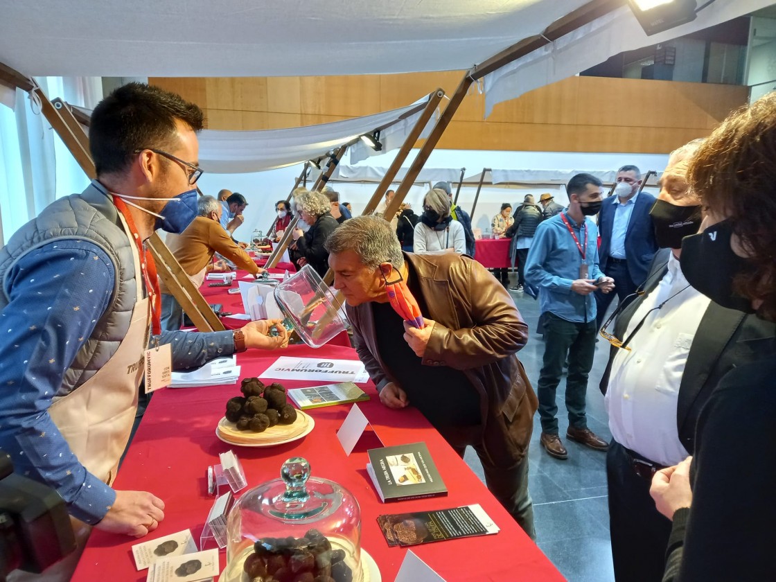 El presidente del Barcelona, Joan Laporta, conoce las cualidades de la trufa de Teruel durante la feria de Vic