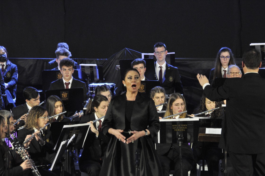 Montserrat Martí y la Banda de Santa Cecilia deslumbran en Los Planos