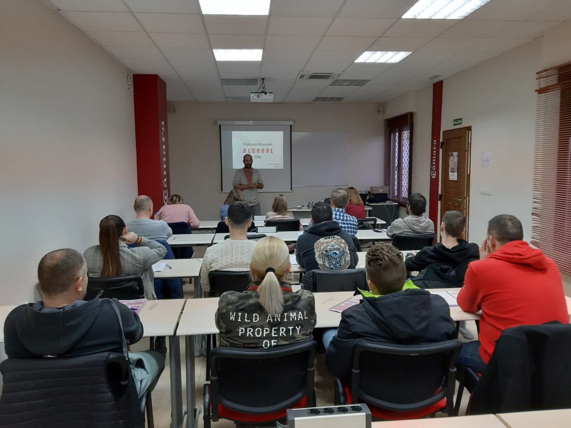 El Ayuntamiento de Alcañiz ofrece un curso de dispensación responsable de alcohol, requisito para las barras de calle
