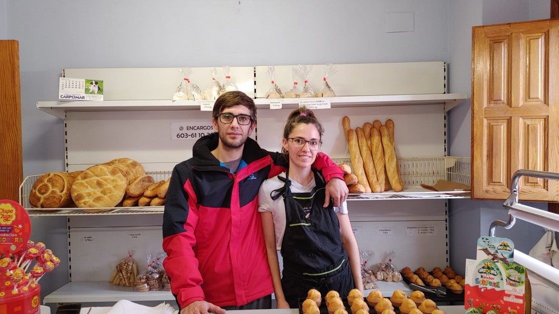 Una pareja de Mar del Plata regenta desde febrero la panadería Virgen del Buen Suceso de Fortanete