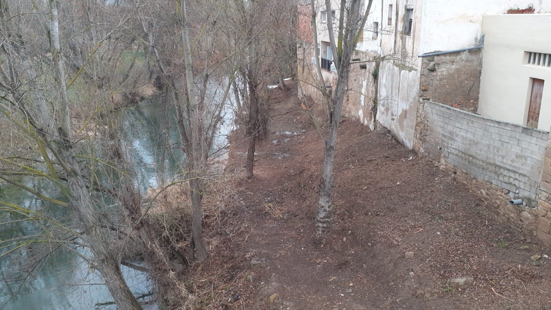 Concluyen las labores  de desbroce en la ribera  del río Guadalope en Alcañiz