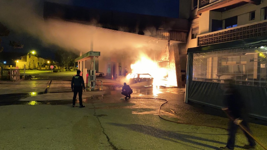 Muere calcinado un hombre dentro de su coche en la gasolinera de Mora y desalojan a varios vecinos