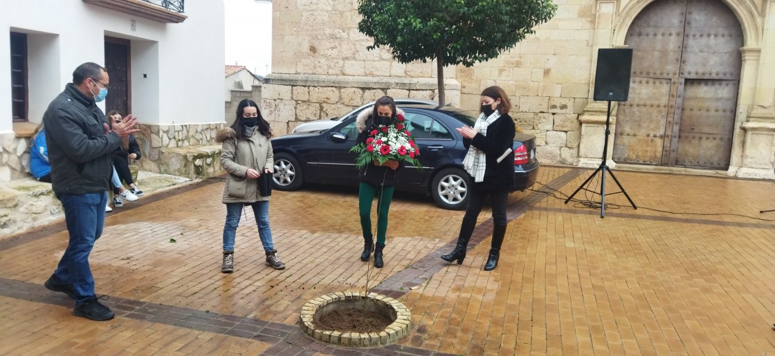 El Geoparque del Maestrazgo planta un olmo en Crivillén en honor a Josefa Lecina