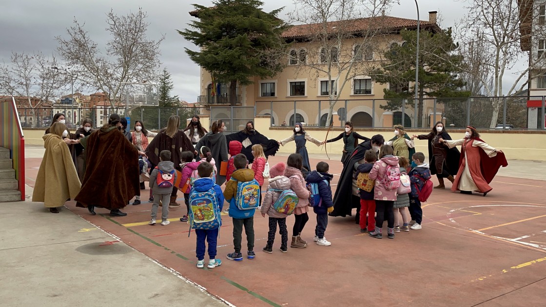 La historia de Los Amantes y la fiesta recreacionista se cuelan en los colegios de Teruel