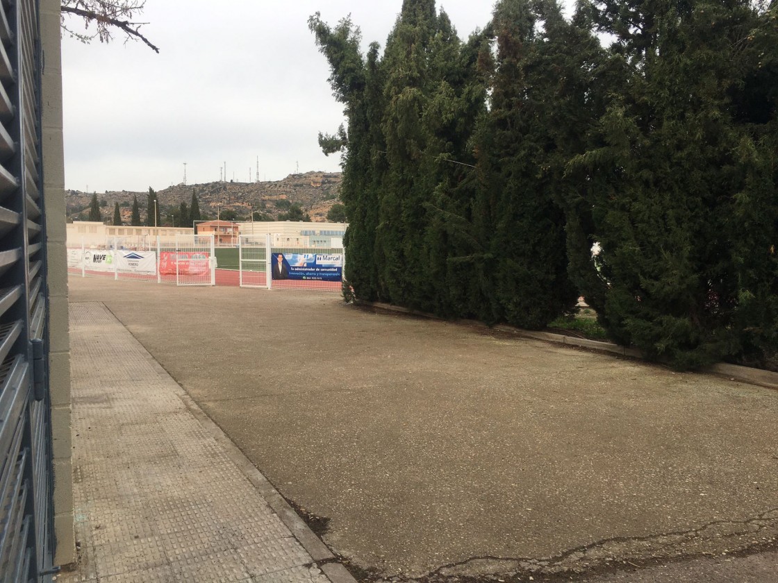 Los operarios que limpian el polideportivo de Alcañiz vuelven a tener problemas para cobrar