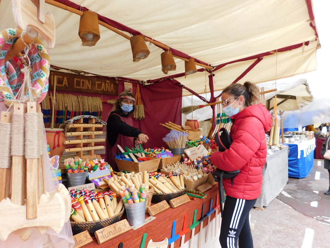 El mercadillo medieval abre con un 20% menos de puestos y el temor a una bajada notable de ventas