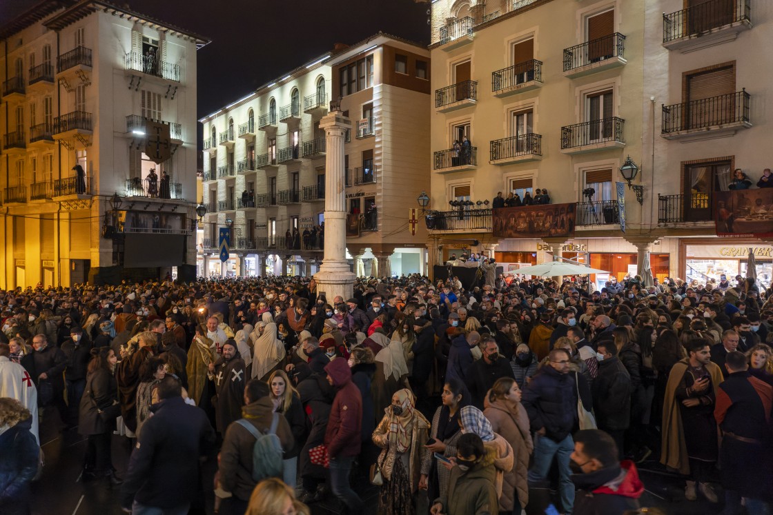 La lluvia da una tregua y la escena más dramática de Las Bodas de Isabel abarrota de público la Plaza del Torico