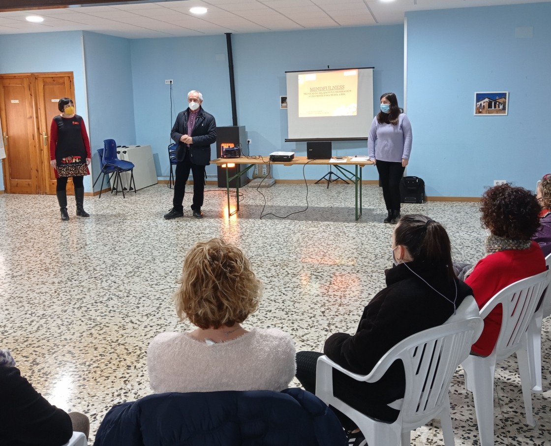 La Comunidad de Teruel desarrolla en Celadas en taller de mindfulness en el marco de actividades del 8M