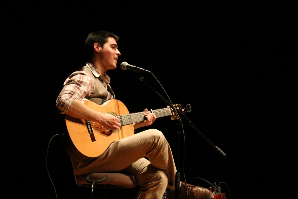 El turolense Celino Gracia presentó ‘Canciones que serán canciones’ en Teruel