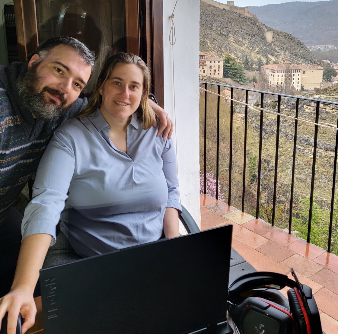 Vanesa García y Aarón Caparrós dejaron Madrid para teletrabajar desde Albarracín: “En Albarracín tenemos cada día dos horas más de tiempo para nosotros que en Madrid”