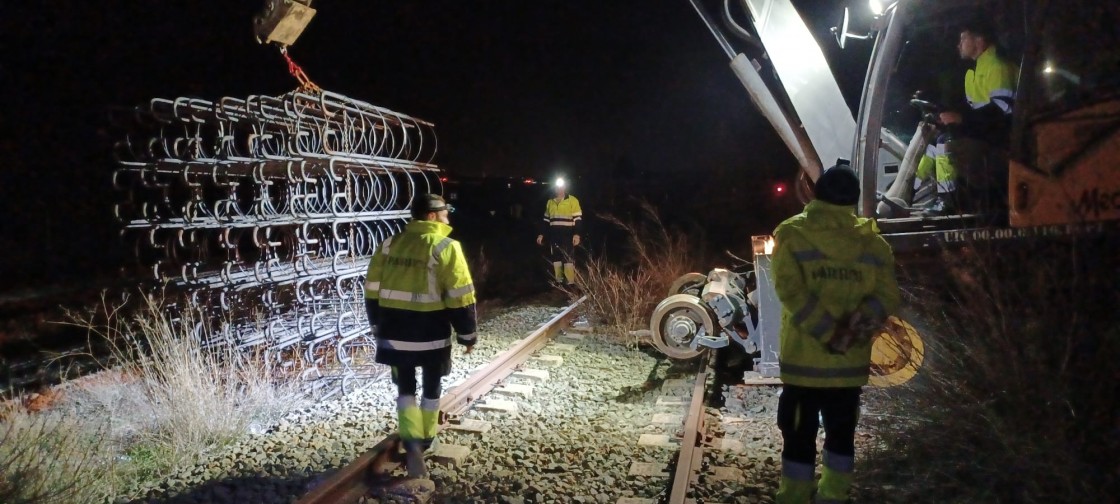 Adif comienza las obras de electrificación de la línea ferroviaria en su primer tramo