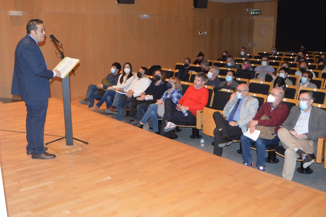 Turia homenajea en Alcañiz a Pilar Narvión, cronista de la Transición