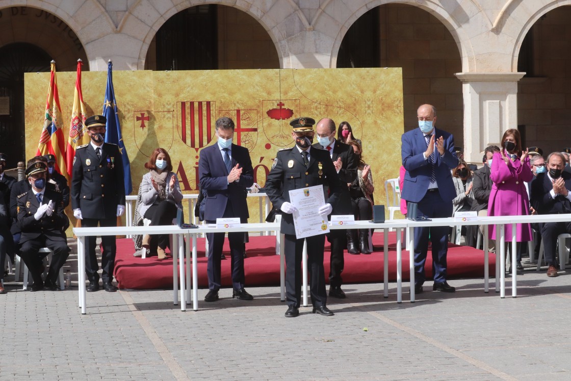 Ángel Loras, agente de la Policía Local de Teruel condecorado por salvar a un bebé: “Nos hacemos policías  para servir a la gente”