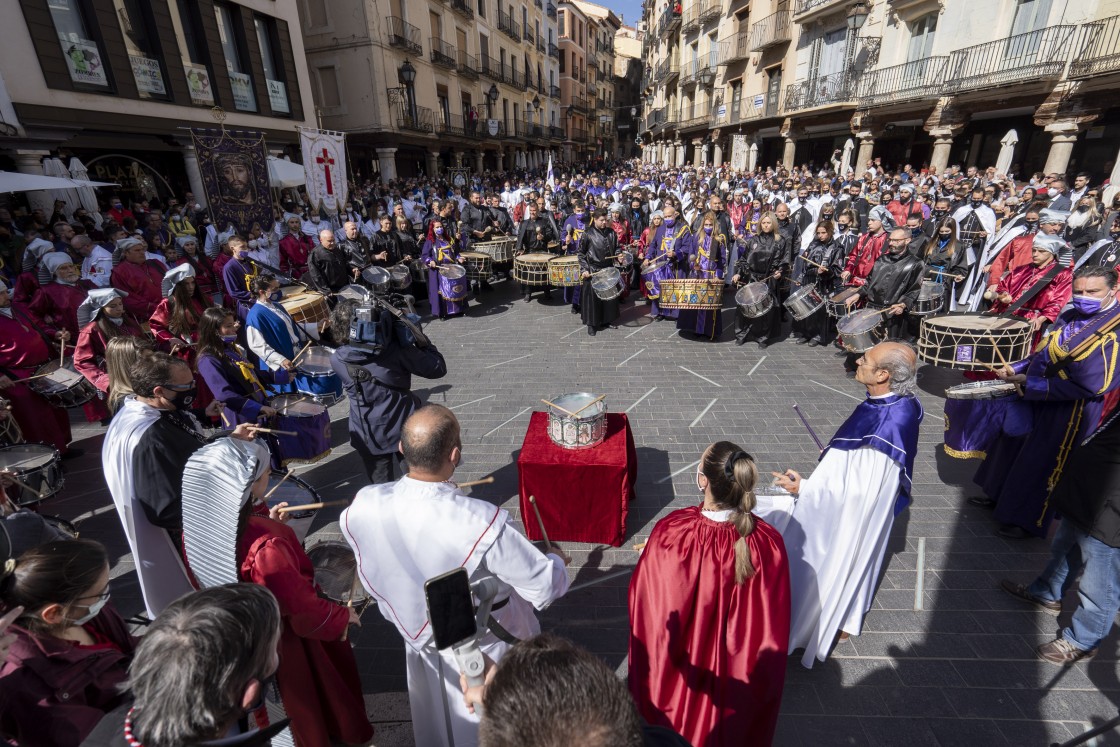 La retreta abre paso a la semana de Pasión con algunas imágenes inéditas en la plaza del Torico